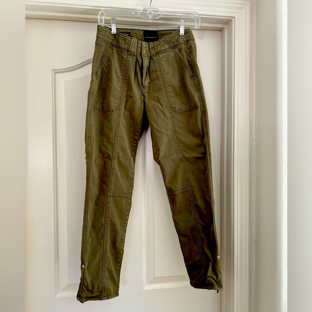 WHBM Pret a crop. Olive Green. Slight stretch. Can be worn long or cuffed.
